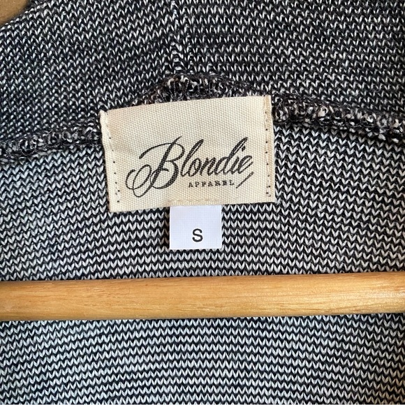 Blondie. Tunic sweater. Small. Grey. Cowl neck. Stretchy. - Picture 5 of 7